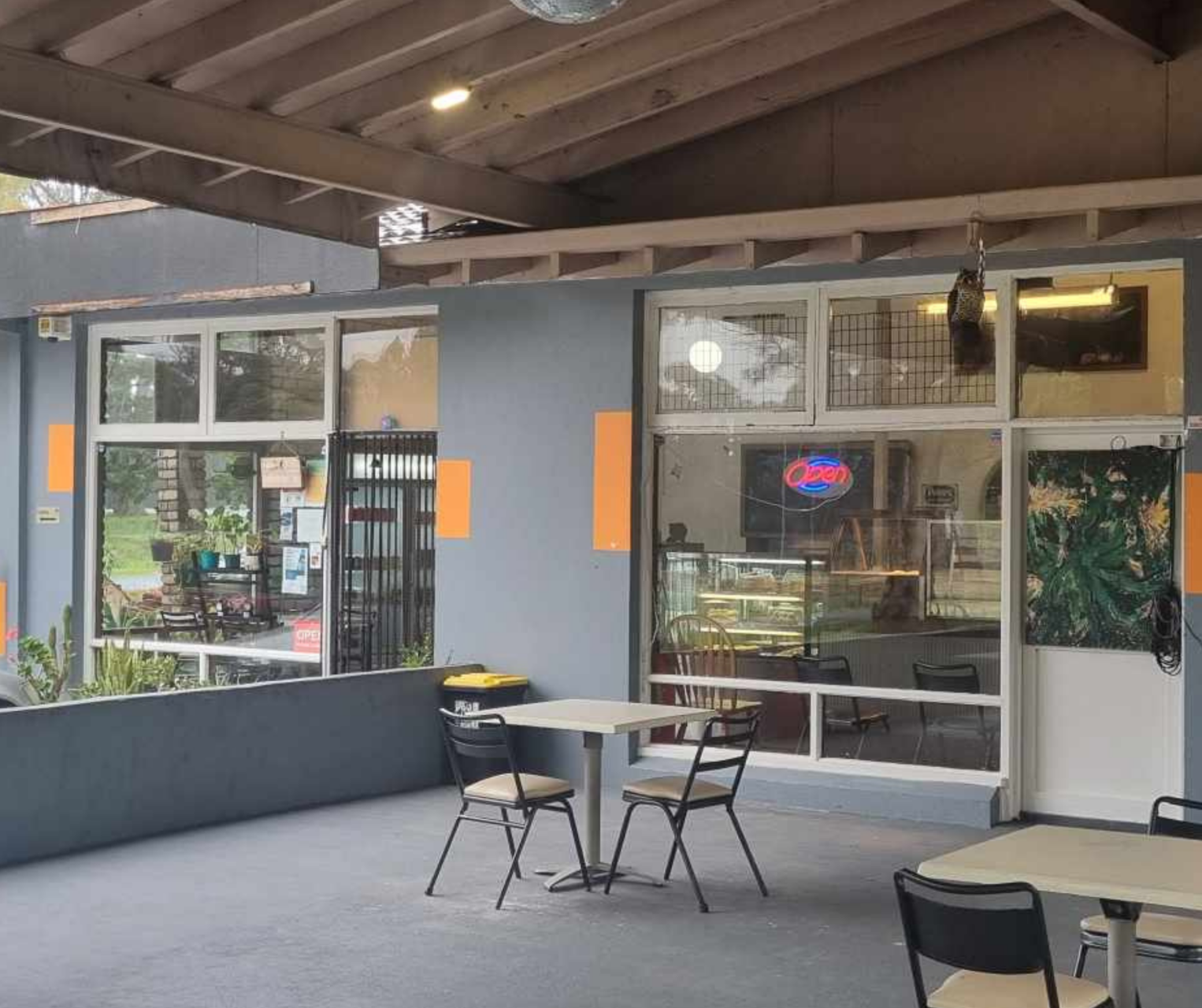 Picture of the front Lake Clifton Cafe