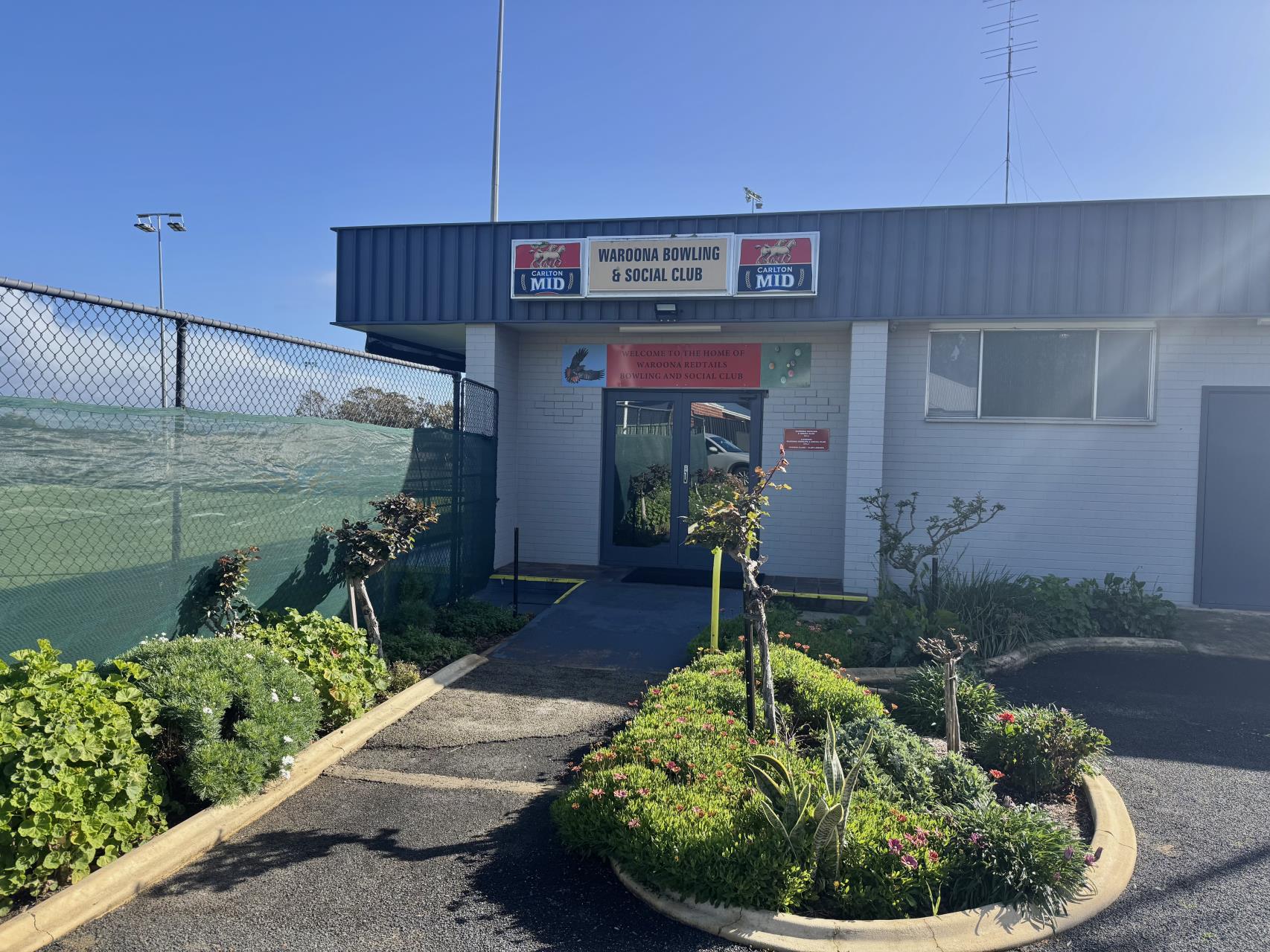 Picture of the building entrance to Waroona Bowling Club.